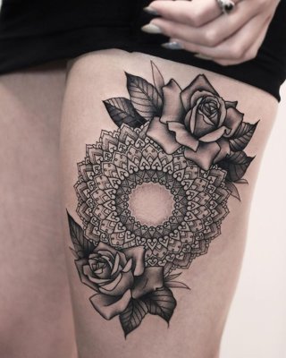  Tatouage mandala Avec deux roses sur le coté supérieur de la cuisse